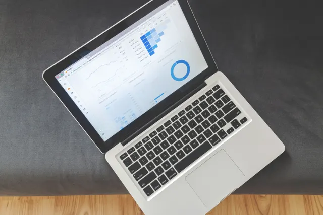 Ordinateur portable ouvert affichant un tableau de bord de statistiques marketing