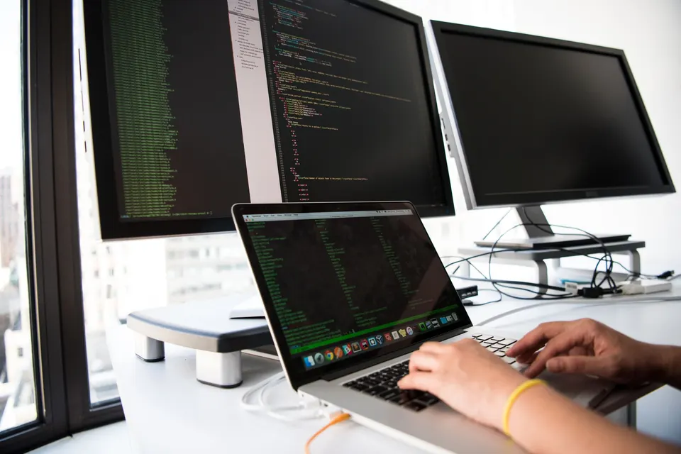 Puesto de trabajo donde se construyen las automatizaciones y los agentes IA