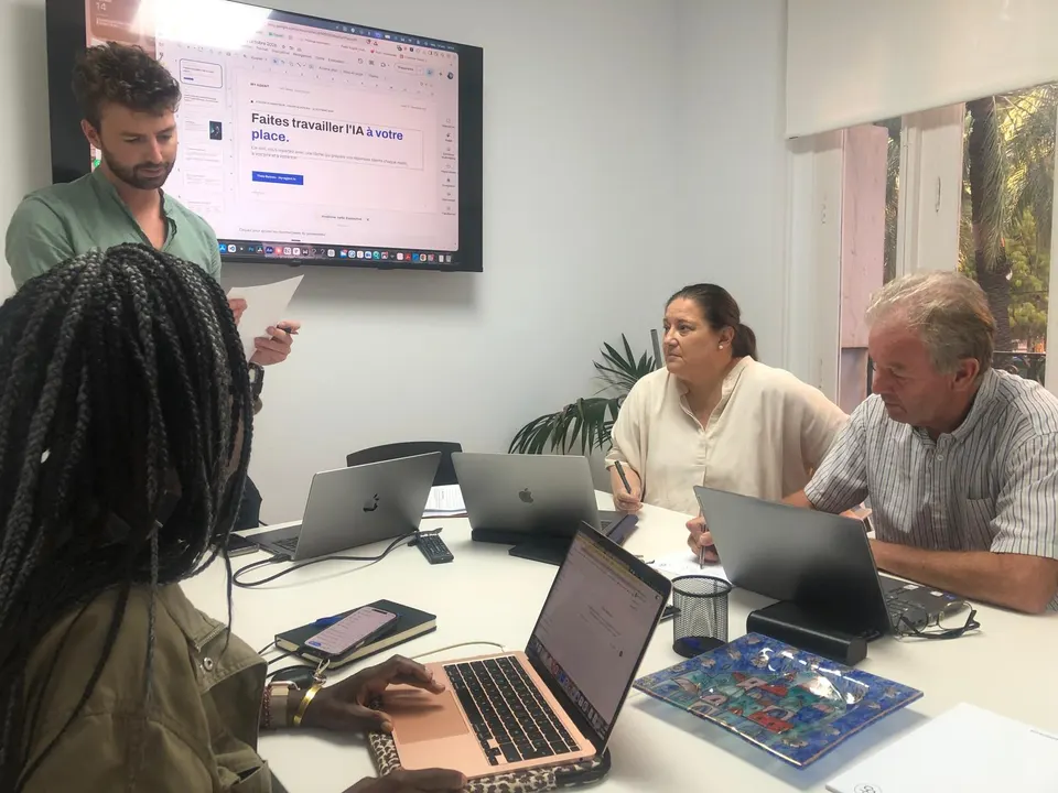 Théo Belnou da el taller de IA de Valencia Accueil a tres participantes